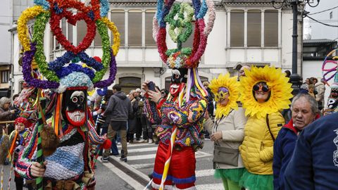 Boteiros y fuli�ns en el desfile del domingo gordo de Viana do Bolo.