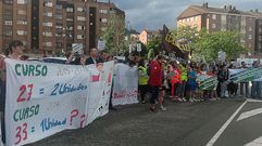 Padres de La Corredoria protestan contra los recortes educativos a la salida de un m�tin de Pedro S�nchez.
