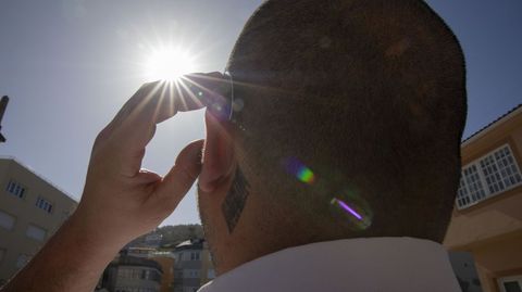 Observaci�n de un eclipse parcial, en imagen de archivo