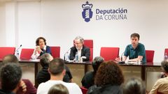 La jefa del Servicio de Cultura de la Diputaci�n, Mercedes Fern�ndez-Albalat, el diputado responsable de Cultura, Xurxo Couto, y  el coordinador pol�tico de las pol�ticas culturales de la Diputaci�n, Xavier Campos