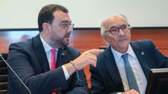 El presidente del Principado, Adri�n Barb�n (i) junto al presidente de los Cursos de La Granda, Benigno Pend�s (d), durante la clausura de la XLVIII edici�n de los Cursos de La Granda, que se despiden con una conferencia sobre los retos de la Corona a cargo del polit�logo Francisco Llera y el catedr�tico de Sociolog�a Emilio Lamo de Espinosa