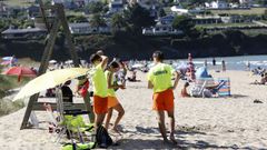 Socorristas en la playa de Abrela, que cuenta con bandera azul, en el verano del 2025