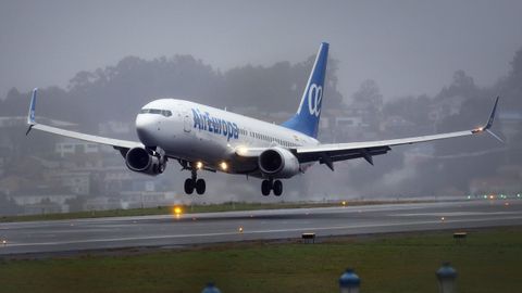 Un avi�n de Air Europa, en Alvedro con meteorolog�a adversa