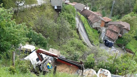 Las obras en el talud con las viviendas al fondo.