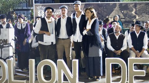 Participantes ataviados con trajes tradicionales en la entrega de premios