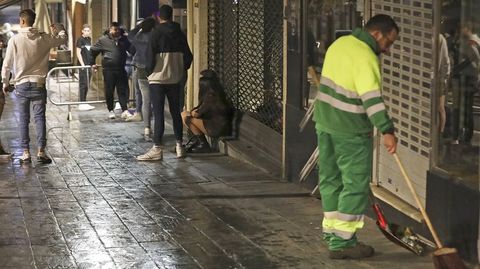 Imagen de archivo de una noche de fiesta en la calle Alfredo Bra�as de Santiago, en la que vecinos se quejan desde hace a�os de exceso de ruidos