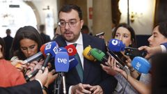 El presidente del Principado, Adrin Barbn, atiende a los medios de comunicacin con motivo de la entrega de los Premios Princesa de Asturias 2025, este viernes en Oviedo.