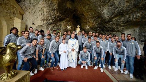 La plantilla del Real Oviedo en la Santa Cueva de Covadonga