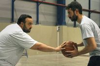 Los portavoces de PSOE y EU se midieron ayer en un partido de baloncesto de veteranos. 