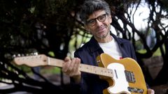 Diego Su�rez con la guitarra en la que lleva tiempo trabajando.