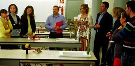 Raquel Arias, delegada territorial de la Xunta, y Alfonso Villares, ayer durante la visita al instituto Marqu�s de Sargadelos.