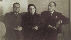 Lolita Franco, entre Julián Marías y Azorín, en 1944, con motivo de la publicación de «España en su literatura».