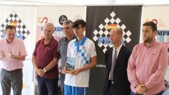 Del Prado con su trofeo, en el centro de la imagen