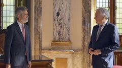 El presidente del Tribunal Supremo, Carlos Lesmes (i), junto al comisario de Justicia europeo, Didier Reynders (d).