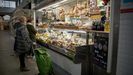 Imagen de archivo de una mujer comprando en la plaza de abastos de Lugo. 