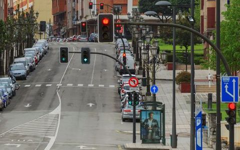 Vista de las calles vac�as de Oviedo este domingo durante el trig�simo sexto d�a de confinamiento decretado para frenar el avance del coronavirus