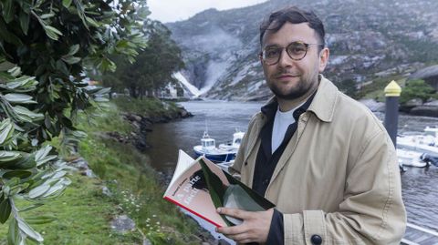 Ismael Ramos, a un paso de la cascada de O �zaro, ten nas mans o libro que incl�e o relato �A lebre�, distinguido co galard�n O. Henry.