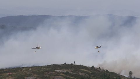 Dos helic�pteros trabajan sobre una intensa humareda