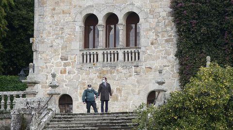 DESCUBRIENDO LOS BIENES. La imagen es del 11 de noviembre, cuando se inici� el inventario del pazo de Meir�s. Ese d�a fue clave para lo que aconteci� despu�s. La Abogac�a del Estado (en la foto, su jefe en Galicia, Javier Su�rez) descubri� todos los bienes que hab�a en el interior de la fortaleza de Meir�s e inmediatamente solicit� que se inventariase todo lo que all� hab�a: cruceiros, cuadros, pilas bautismales, retablos, tapices...
