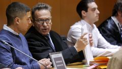 El abogado Jos Ramn Sierra (segundo por la izquierda) en el juicio con su defendido, Kaio Amaral