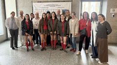 Representantes del �rea sanitaria, de las asociaciones Asampo y Alcer y del colegio Sagrado Coraz�n, en la inauguraci�n de la exposici�n de carteles
