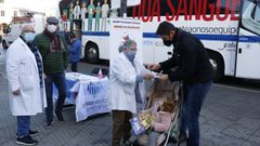 Celso Garca, presidente de Adrovi, y Carlos Snchez, ambos trasplantados, este jueves, en la mesa informativa instalada en Pontevedra