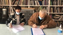 La alcaldesa, Maria Barral, firma el acuerdo de cesi�n con Jesus N�i�ez, fundador del CIEC