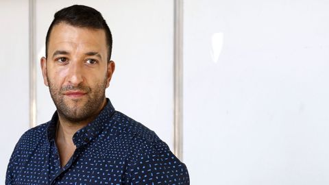 El artista durante una firma de ejemplares de su novela �A noite do lobo� en la feria del libro Rianxo.