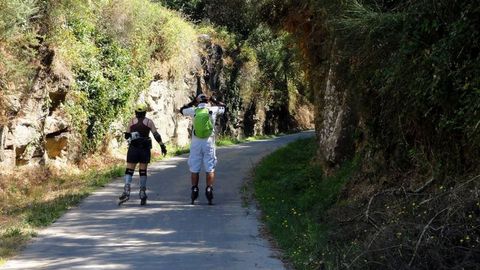 La anchura de la ecopista permite ir en grupo con facilidad