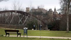 La zona de parque de Cobas es ahora la �nica provista de bancos y papeleras en todo el paseo