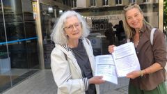 Dos de las art�fices de la campa�a de recogida de firmas para reclamar una ambulancia medicalizada para la comarca de Ortegal
