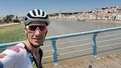 Alejandro Paleo posa con la ciudad de Alccer do Sal, en el distrito de Setbal, de fondo