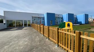 Vista exterior del inmueble que alberga la escuela infantil A Gali�a Azul en Coristanco