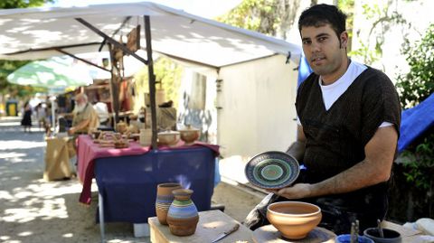 Exhibici�n. Con el torno de pie, Gonzalo da forma y decora cualquier tipo de pieza que los asistentes puedan pedirle. 