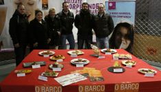 <span lang= es-es >Arranca la ruta de pinchos de O Barco</span>. Desde hoy y hasta el d�a 25, una veintena de bares, cafeter�as y restaurantes de O Barco ofrecen una propuesta especial (que ayer pudieron verse en la presentaci�n en la plaza de abastos) a sus clientes. 