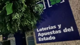 Imagen de archivo de la se�al identificativa de una administraci�n de Loter�a.