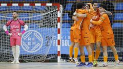 Los futbolistas mari�anos celebran un gol contra el Tafa.