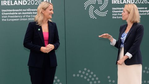 De izquierda a derecha, la ministra de Asuntos Exteriores de Irlanda, Helen McEntee, y la Alto Representante de Asuntos Exteriores y Seguridad, Kaja Kallas, en la reuni�n de ministros de Defensa de la UE celebrada este martes en Wicklow, Irlanda.