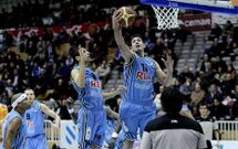 Manu G�mez, con el bal�n junto a Carlos Cobos en el partido contra el Coru�a en el Pazo.