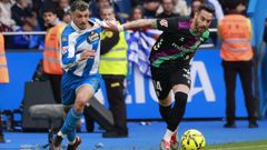 Ximo, perseguido por el visitante V�ctor en un lance del partido contra el M�laga