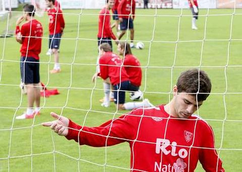 Tonetto recoge un bal�n de las redes durante una sesi�n de entrenamiento.