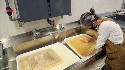 Proceso de lavado de documentos, durante su restauraci�n