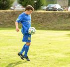 Samuel controla el bal�n en un encuentro con el San Cipri�n. 