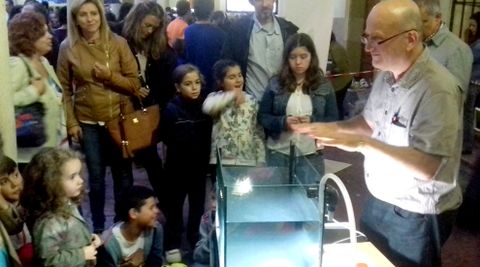 Uno de los experimentos de la Noche de los Investigadores en el claustro del Edificio Hist�rico de la Universidad de Oviedo