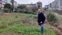 El concejal de Desenvolvemento Sostible, Iv�n Puentes, en los terrenos en los que se proyecta el Parque da Camelia