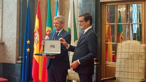 El presidente de la Xunta, Alfonso Rueda, recibe las llaves de Oporto de manos del alcalde de la ciudad, Rui Moreira