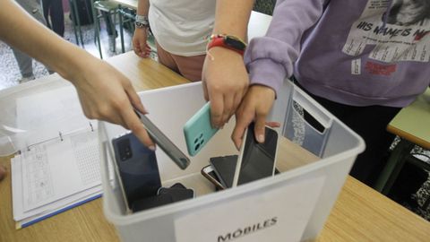 Alumnos de instituto dejan su m�vil a la entrada del centro