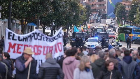 As� fue la tractorada en Oviedo convocada por URA, USAGA, COAG y ASAJA contra el acuerdo de libre comercio entre la Uni�n Europea y los pa�ses del Mercosur