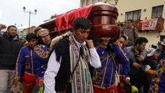 Decenas de personas acompa�an el f�retro de Remo Candia Guevara, dirigente de la comunidad campensina Urinsaya Ccollana, que muri� el pasado mi�rcoles durante un enfrentamiento con la polic�a.