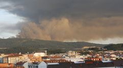 Inmensa columna de humo sobre el monte y la ciudad de Pontevedra a las nueve y media de este viernes